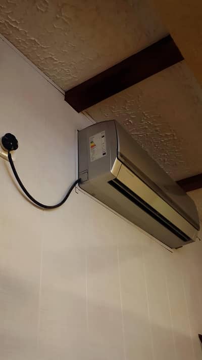 GREE AIR CONDITIONER SPILIT 1.5 TONS NOT USED YET ALMOST NEW