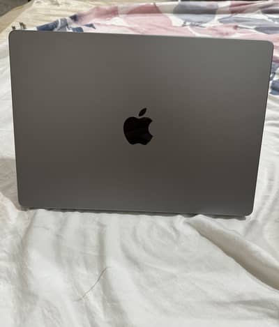 MacBook Pro M3 14 inch 8/512 space grey with complete box