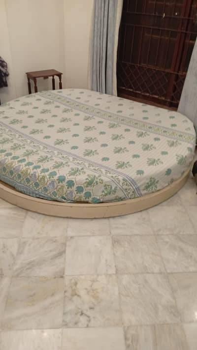 KING SIZE - ROUND SHAPED BED  WOODEN BASE