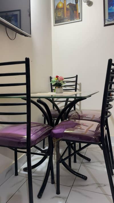 table plus 4 chairs all are 10/10 condition