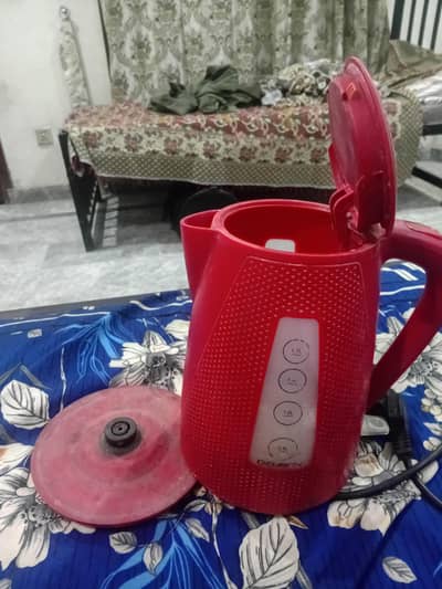 Surkh rang ki 1.7L capacity wali electric kettle sale ke liye hai.