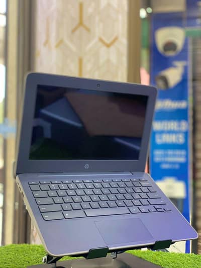 Hp G7 Chromebook touch screen 4 GB ram 32 GB SSD type c charger