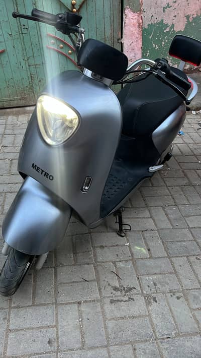 Metro M6 Electric scooty
