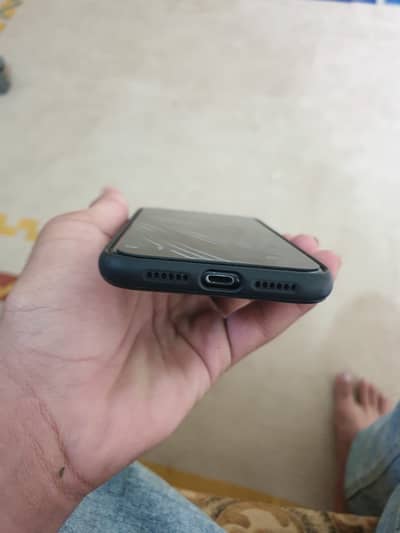 I am selling my iPhone XR 64gb jv 80 battery health back crack only