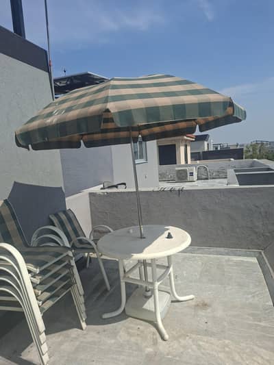 umbrella out door garden with 6 chairs