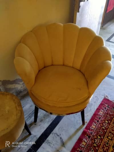 coffe set chairs condition 10/9 table ka glass replace karwana pare ga