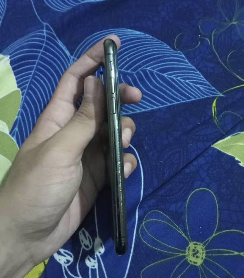 iPhone XS 3