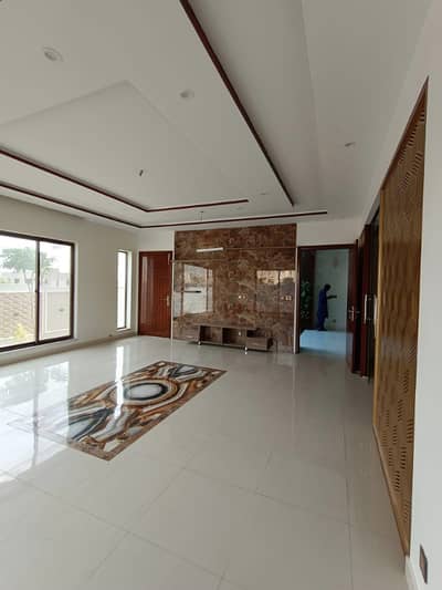 1000sq yd Luxury Villa with Designer Kitchen, Washroom and Elevation. Ready to Move