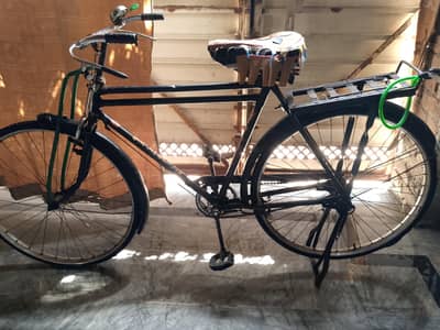 Well maintained Bicycle for scale, Smooth ride on cycle