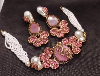 trendy Turkish choker set