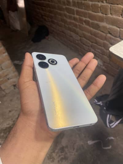 Infinix smart 8   4:64 urgently sale