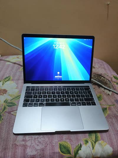 Mac book pro 2019 16gb ram 512gb ssd. Touch bar corei5