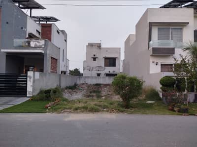 8 Marla Level Plot Ideal Location Close To beautiful Park