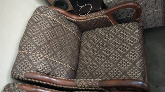 sofa set hai bilkul okay condition me hai  saf sutre