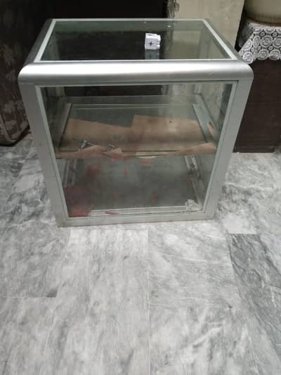 Aluminum and glass showcase frame for fastfood.