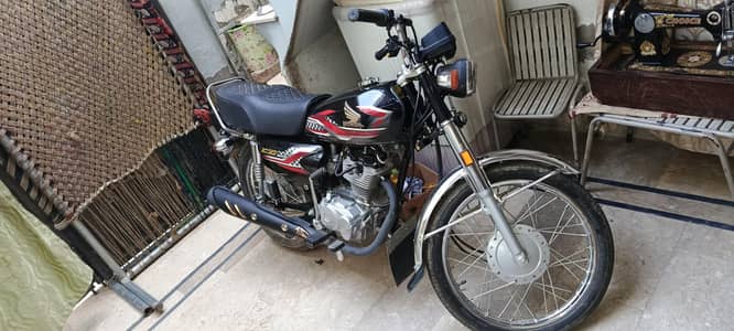 Honda cg 125 black colour only 2600 km running all documents avl