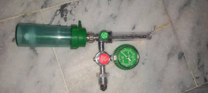medical oxygen cylinder regulator with a flow meter and humidifier bo