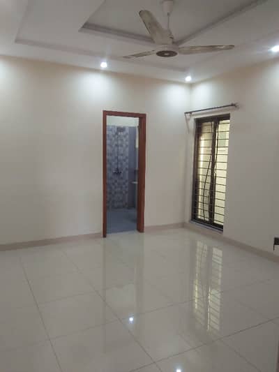 8 MARLA HOUSE FOR RENT