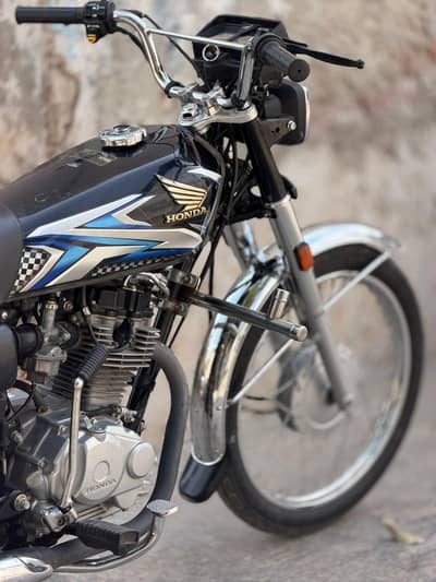 Honda 125 for sale only 7000 Chali huii ha zero condition ha 10/10