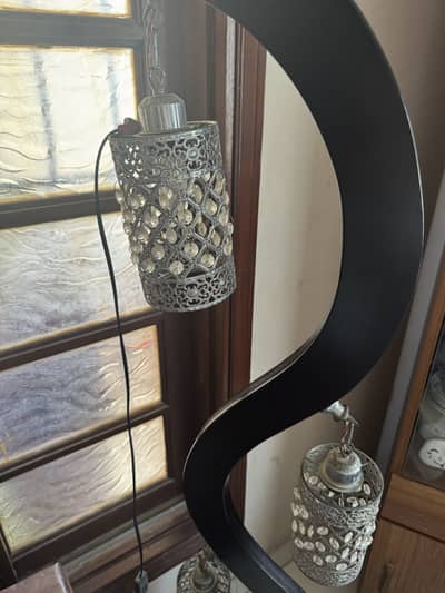 1 centre table, 2 side tables, 1 lamp