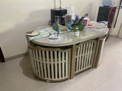 6 men/women smart Dining table on glass cover