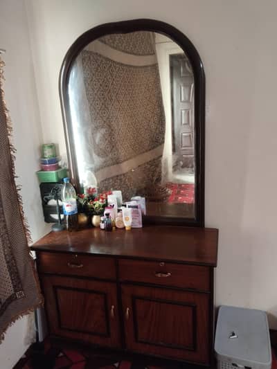showcase almera aur dressing table