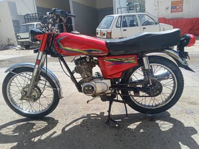 united 125 2016 model Karachi num Honda py tayyar ki ti