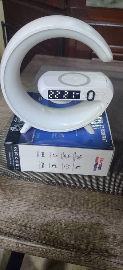 led lemp with wireless charging and speaker with 7 different lights