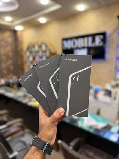 Brand New Box Pack Samsung Galaxy Z Flip 7 256GB (JV) SIM Lock USA