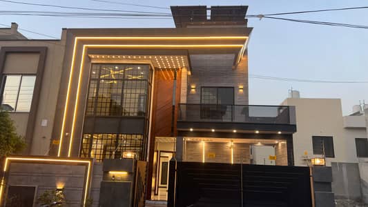 10 Marla Hot Location House With Gas Available For Sale In Bahria Town Lahore.