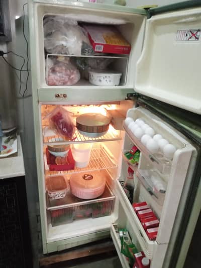 Fridge in medium size in Good Condition