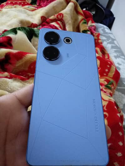 mobile ok hai aik hath use ha bs panel brake ha Chang ho jay ga