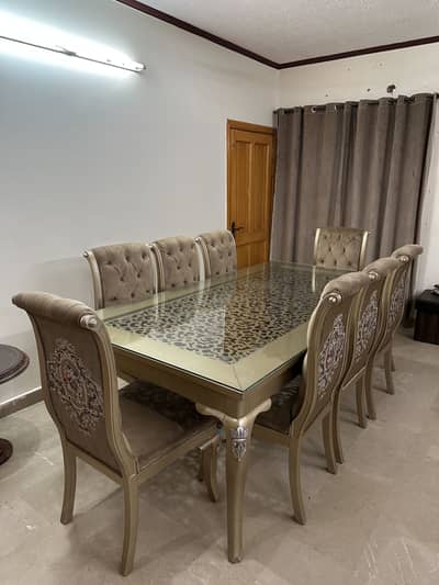 8 seater dinning table up for sale