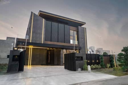 KANAL EYE CATCHING SUPERB LUXURY BUNGALOW FOR SALE ON TOP LOCATION