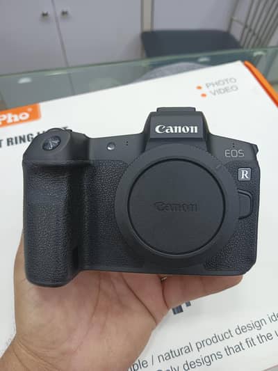 cannon R mirrorless DSLR camera