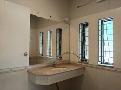 DHA Phase 4, 01 Kanal, 03 Bed, Luxurious Upper Portion For Rent