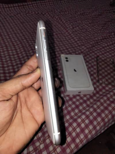 i phone 11 white color non pta factory unlock with box