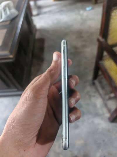 iphone se 2020 128gb nonpta back cracked and finger off otherwise all