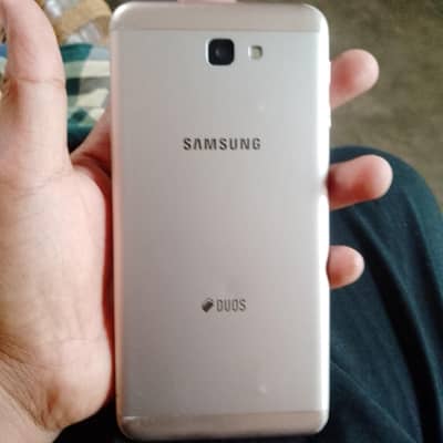 SAMSUNG Galaxy J7 prime.