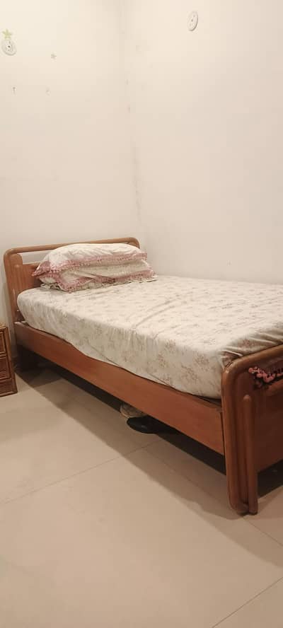 2 Wooden Single Beds with Mattress