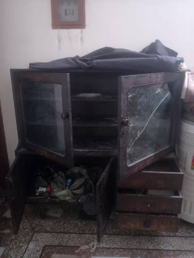 I sell  1 showcase  1singhar table without mirror  1 kitchen almari
