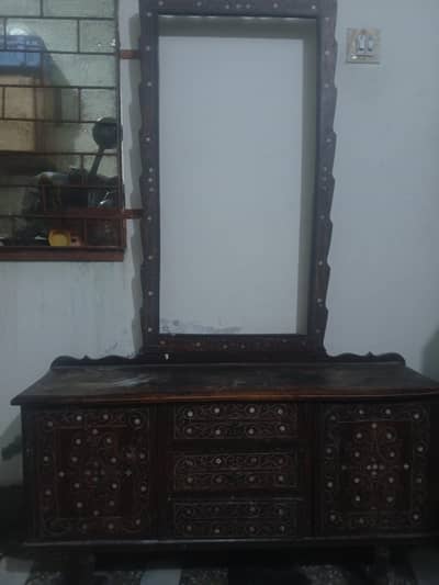 I sell  1 showcase  1singhar table without mirror  1 kitchen almari