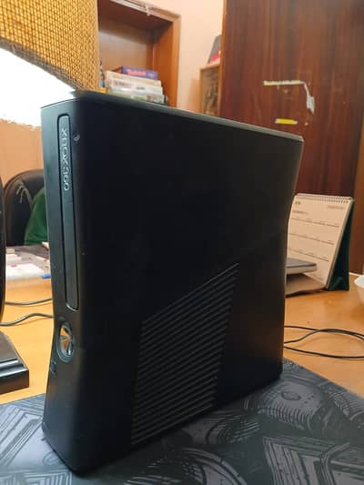 Xbox 360 Slim-Jailbreak with 4 controllers and power supply, mandatory