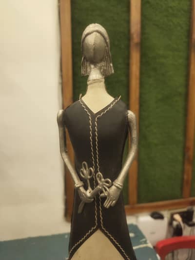 lady with flower statue