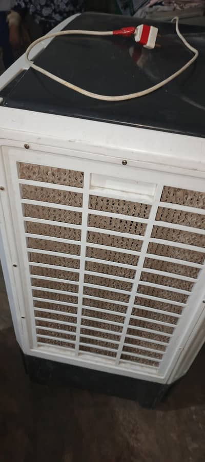 اچھی کنڈیشن میں ہے صرف پیسوں کی ضرورت ہے اس لیے سیل کر رہے ہیں