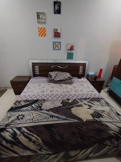 Flat Rent 2 bed dd Line Water lift No loaddsadding Munwar Chowrangi