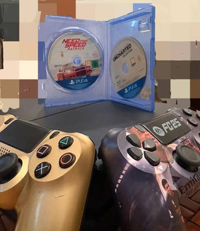 PlayStation 4 1tb 2 Controllers and 2 CDs