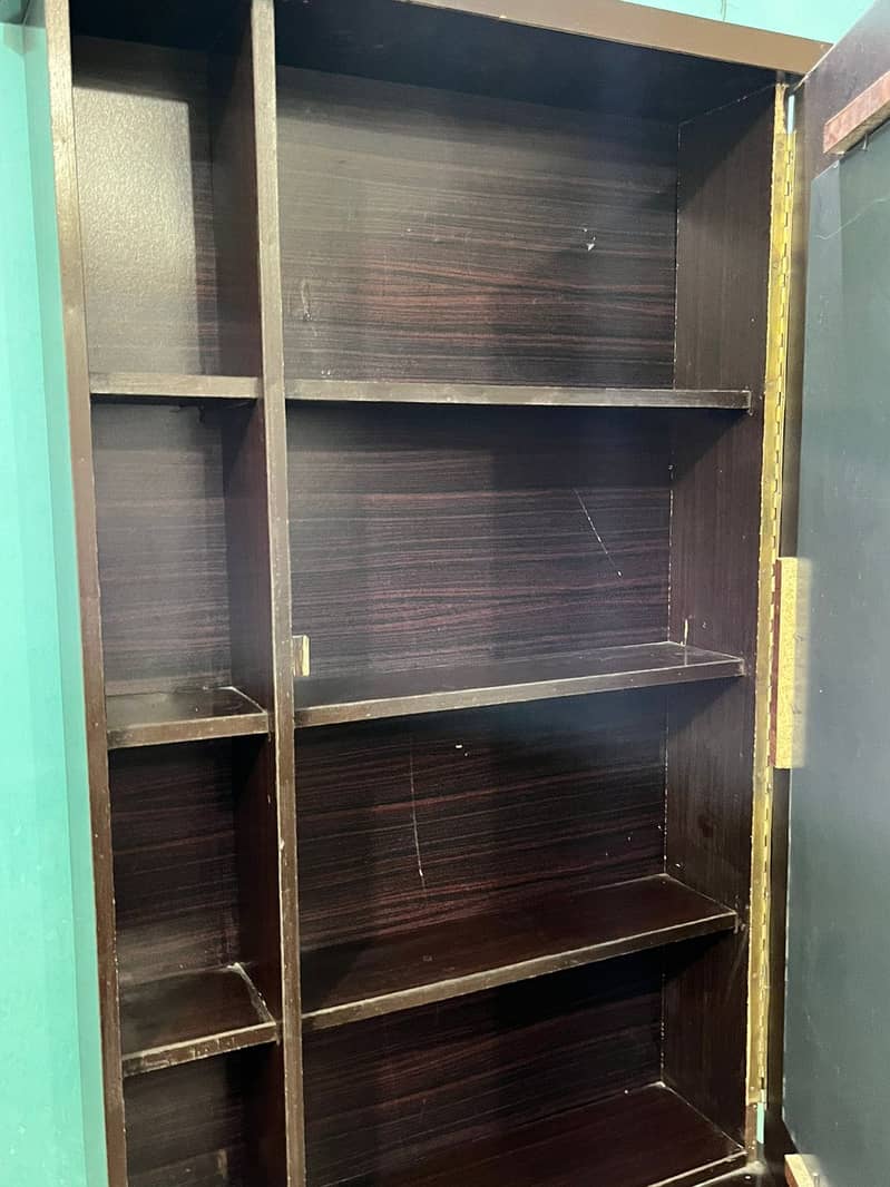 Dressing table with lock 1