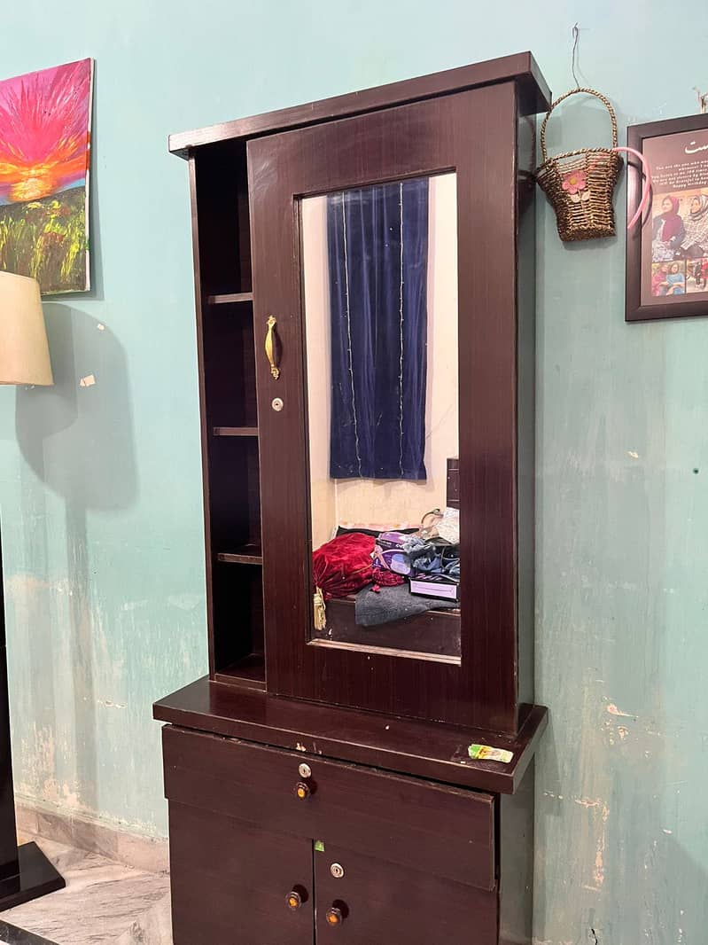 Dressing table with lock 2