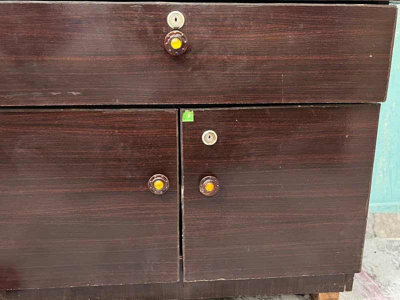 Dressing table with lock 3